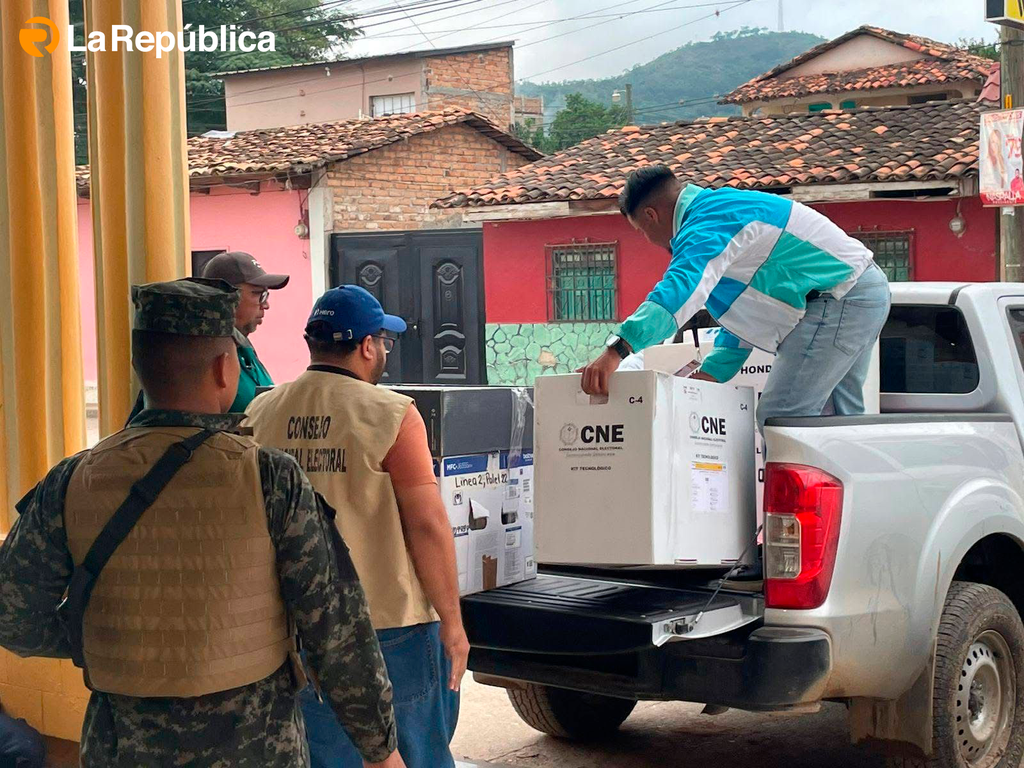 En Talanga, Francisco Morazán, comenzó la distribución del material electoral desde la Casa de la Cultura hacia los centros de votación, baj - Cover Image